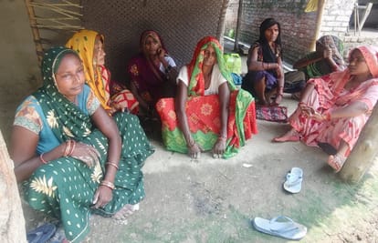  मोहनगंज के फतेहगंज मजरे फूला गांव में गमगीन मृतक के परिजन। स्रोत: ग्रामीण