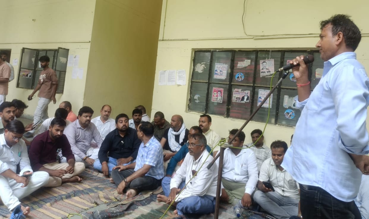 Lekhpals boycott 'Samadhan Diwas' in protest against the Anti-Corruption Team's action.