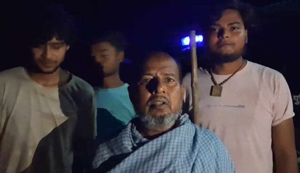 मेहनौन गांव के बाहर दिखा जंगली जानवर व माैके पर जुटे लोग। स्रोत: ग्रामीण