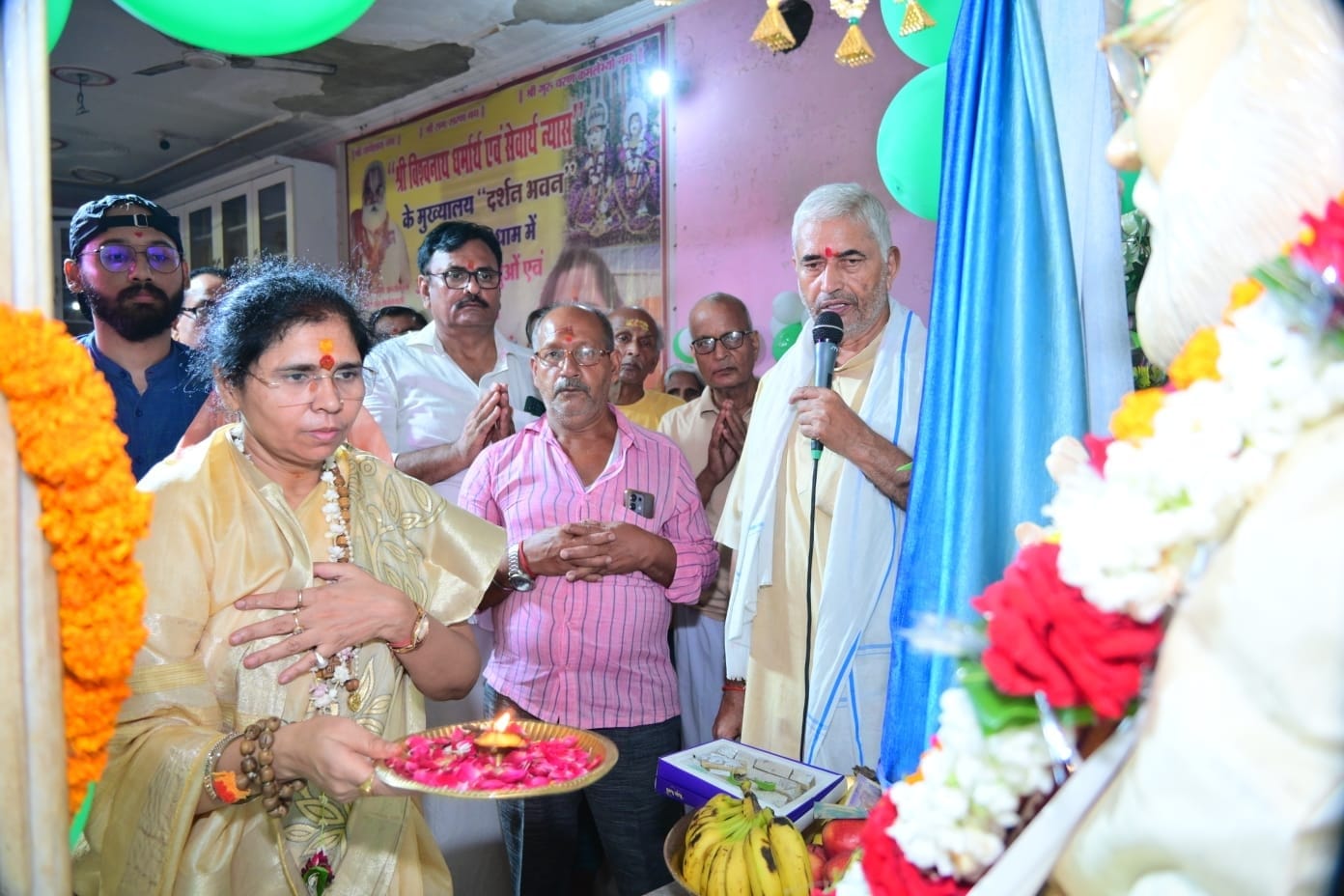 महंत विश्वनाथ दास की मूर्ति का आरती-पूजन करतीं डॉ़ ममता शास्त्री