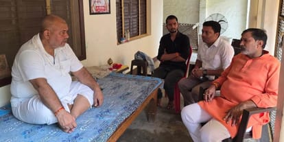 मालीपुर के रूढ़ा गांव में आईपीएस आशुतोष मिश्रा से शोक संवेदना व्यक्त करते भाजपा अवध क्षेत्र के 