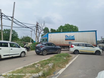 Truck breaks down in the middle of the road near Masani; traffic affected.