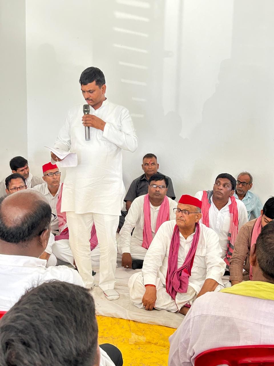 मधुबन विधानसभा क्षेत्र के हड़हुआ स्थित एक मैरेज हाल में पीडीए जन चौपाल को सम्बोधित करते मुख्य अ