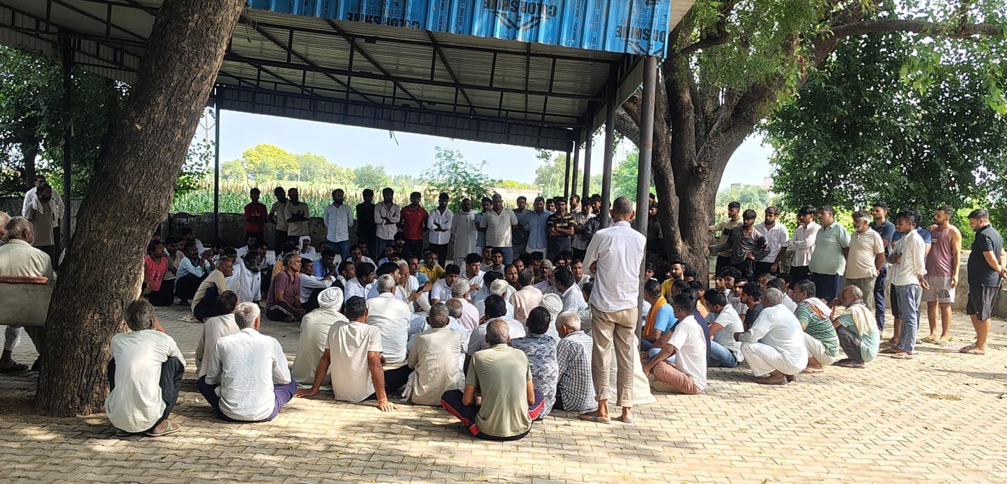 निगानियावास गांव में हुई पंचायत में एकजुट ग्रामीण। संवाद