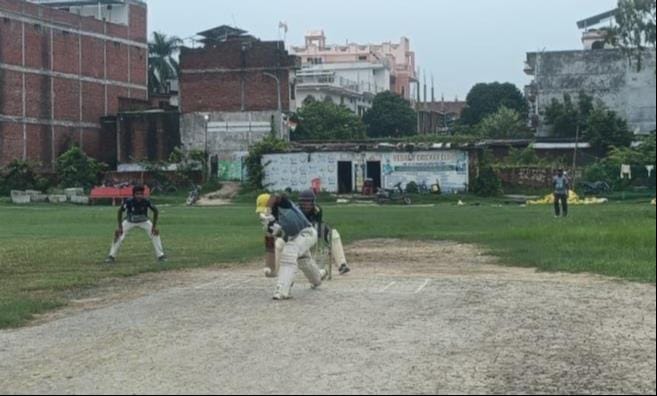 नगर के सहादतपुरा स्थित मैदान पर आसोजित क्रिकेट मैच में शाट लगाता बल्लेबाज। संवाद