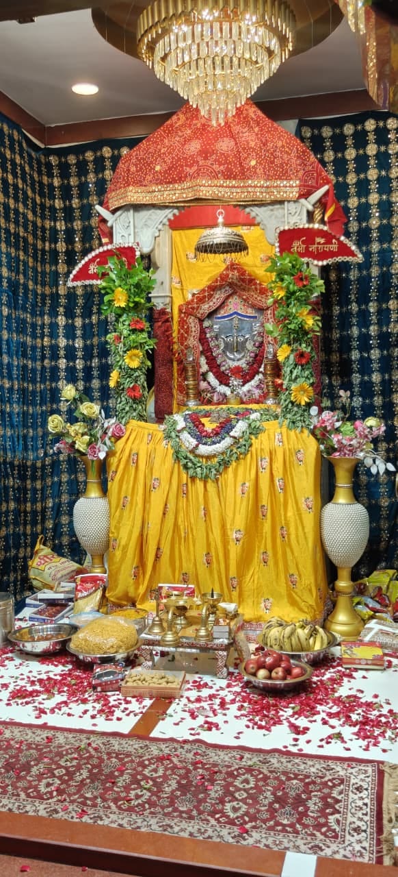 नगर के त्रिदेव धाम पर श्री राणी सती दादी जी के सिंजारा महोत्सव में सजा दरबार। स्रोत- स्वयं