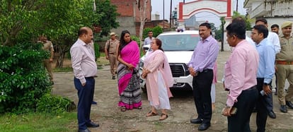 नगर पंचायत की ईओ पूजा सी सिंह को चेतावनी देते डीएम स्रोत संवाद