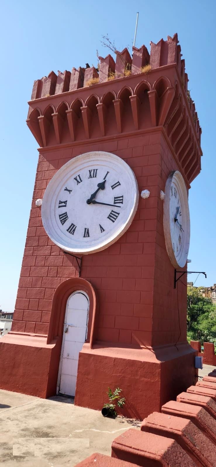 नाहन के दिल्लीगेट लिटन मेमोरियल पर साल 1902 घंटाघर निर्माण कर स्थापित की गई चार घडिय़ां।