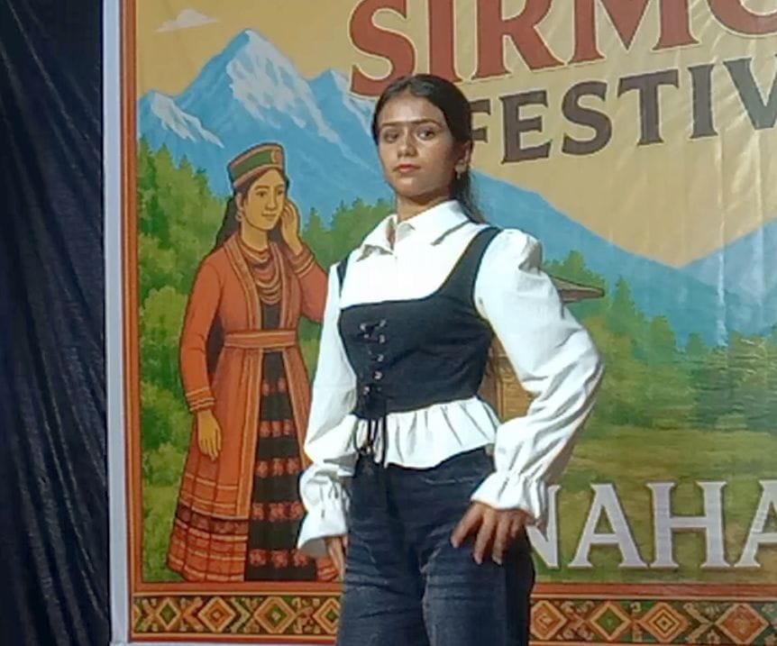 नाहन में स्टेपको सिरमौर उत्सव के लिए मॉडलिंग के लिए ऑडिशन देती छात्रा। संवाद