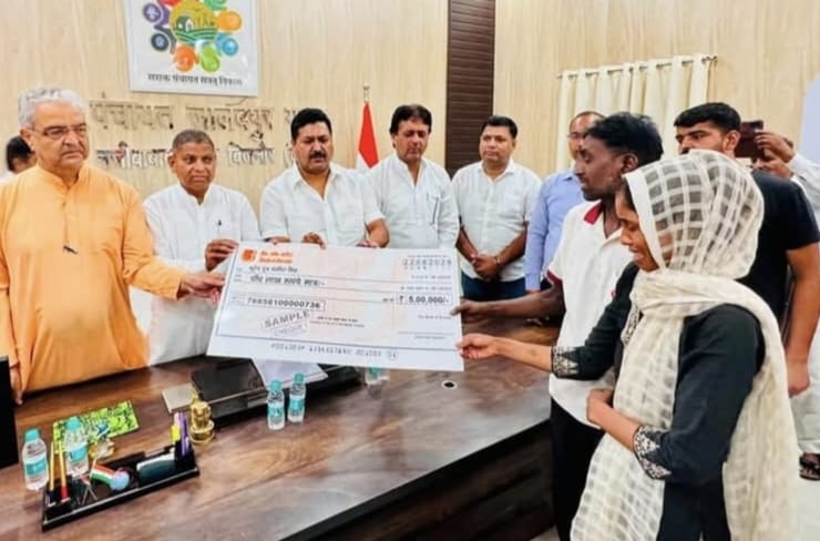Cheque of five lakh rupees handed over to Naksh's family.