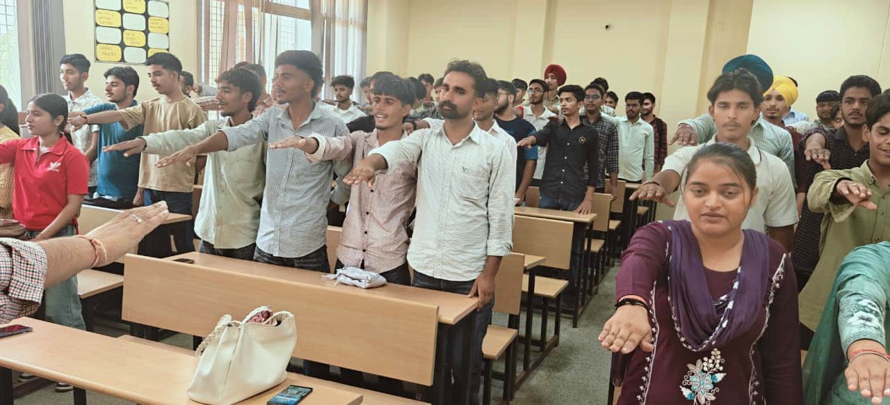 नशा न करने की शपथ लेते विद्यार्थी।