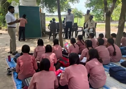 पहले -उच्च प्राथमिक विद्यालय खेडिया में खुले आसमान के नीचे पढ़ते बच्चे। (अकोला)