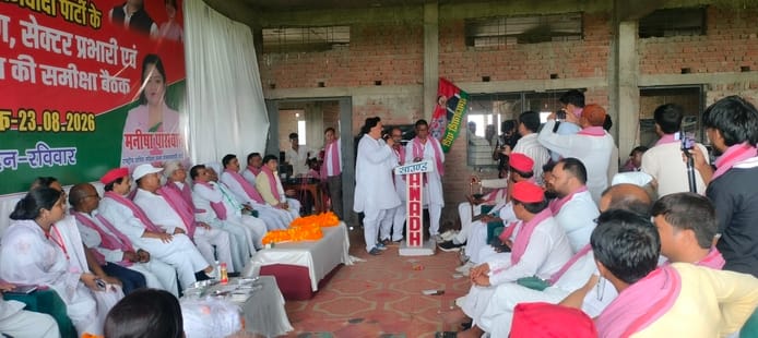 पौली में सपा के सेक्टर व जोनल प्रभारियों के सम्मेलन को संबोधित करते पार्टी पदाधिकारी। संवाद