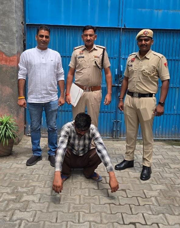 पुलिस गिरफ्त में रिफाइनरी के बाहर से ट्रकों से केमिकल चोरी का आरोपी देवेंद्र। स्रोत : पीआरओ