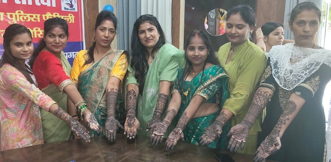 पुलिस लाइन में आयोजित मेंहदी प्रतियोगिता में शामिल प्रतिभागी महिलाएं। पुलिस