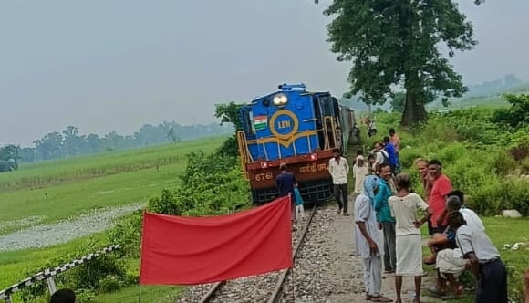 Mailani-Bichhiya passenger train's engine fails, train halted for an hour