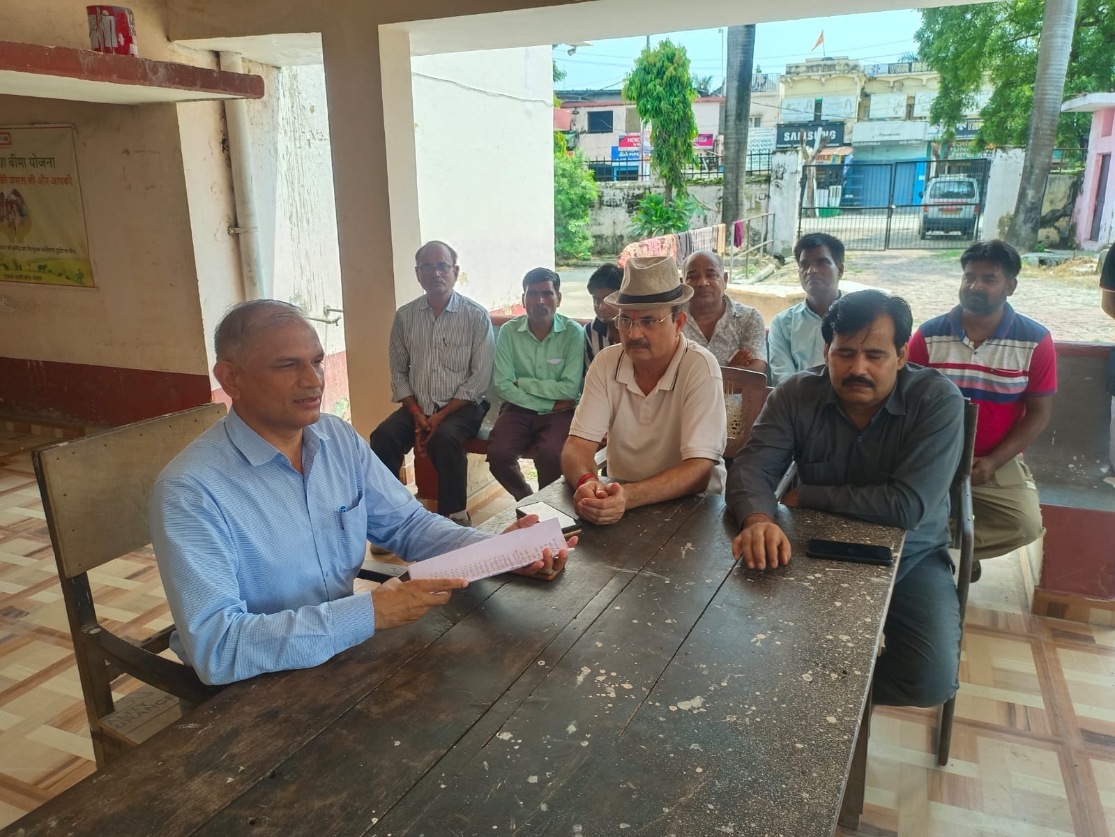पलिया सहकारी गन्ना विकास समिति में कर्मियों से वार्ता करते डीसीओ। संवाद