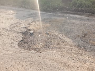 परागपुर की तरफ को जाने वाली सड़क की स्थिति। जागरूक पाठक