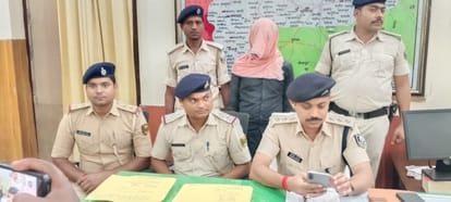 संबंधित मामले पर जानकारी देते हुए पुलिस अधिकारी।