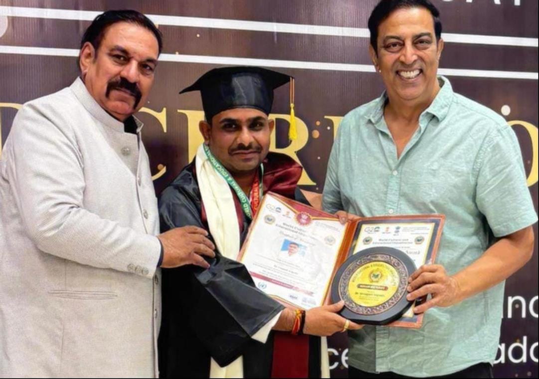 प्रशासक उमापति त्रिपाठी को सम्मानित करते अभिनेता बिंदु दारा सिंह। स्रोत: सोशल मीडिया 