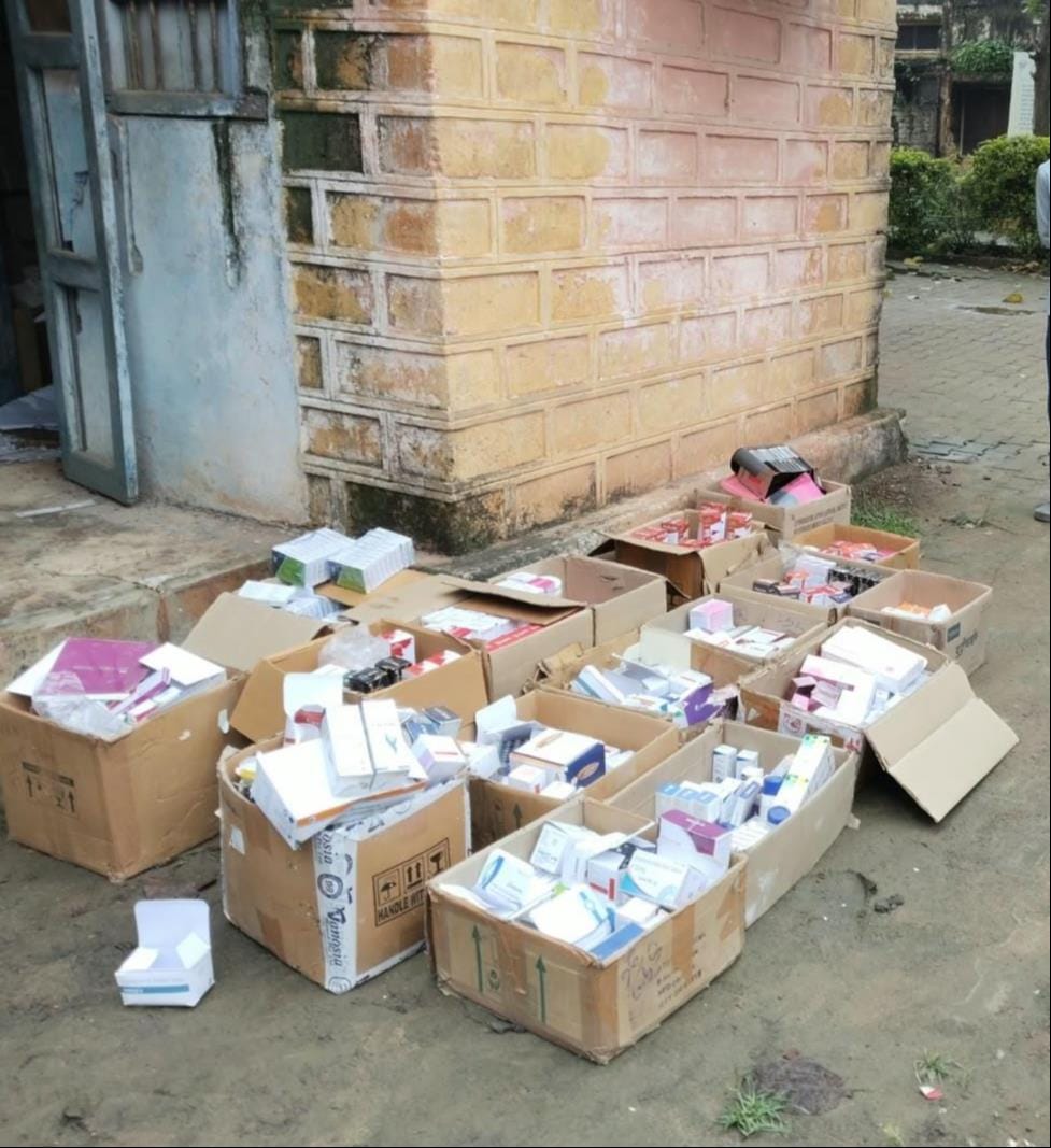 19 cartons of private medicines seized at Pradhan Mantri Jan Aushadhi Kendra.
