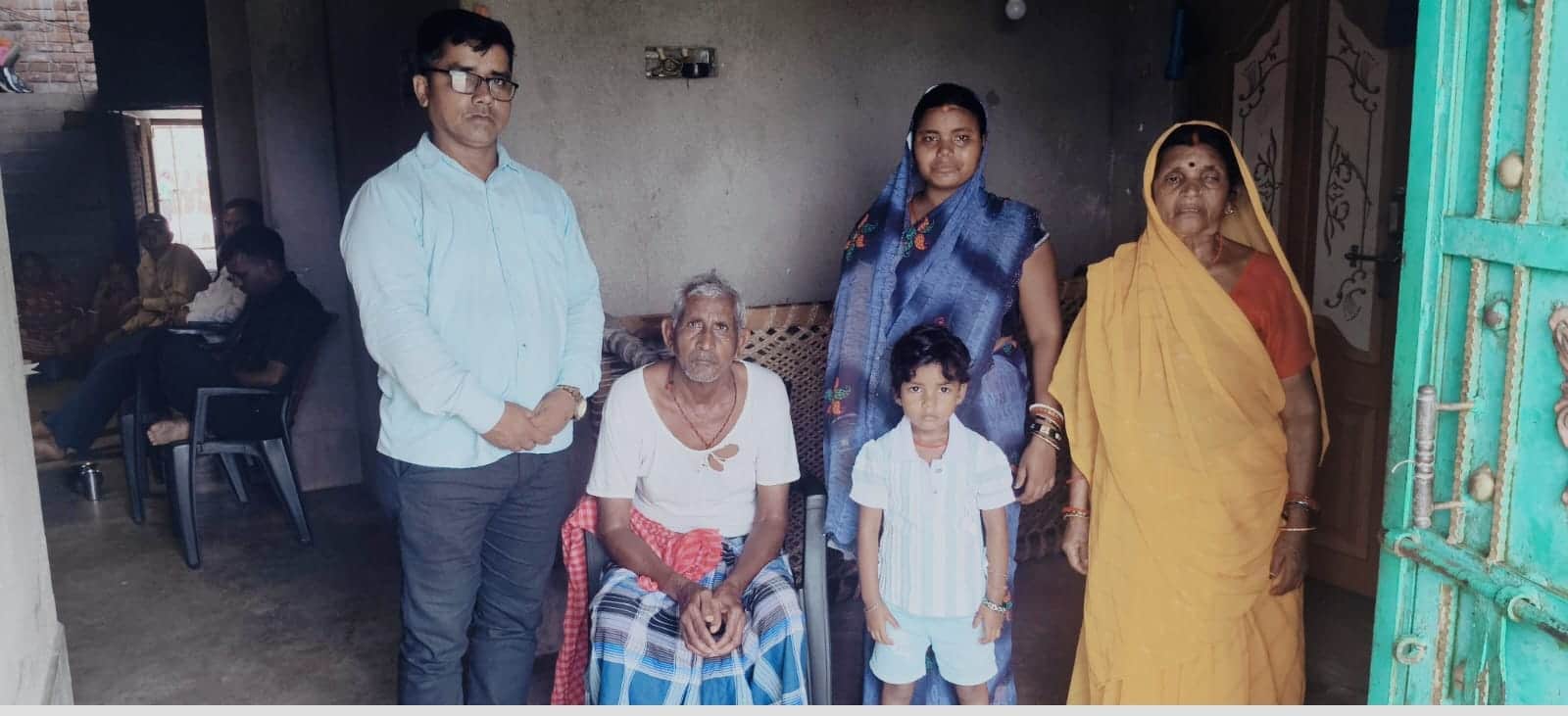 प्रवासी मजदूर के परिजन।