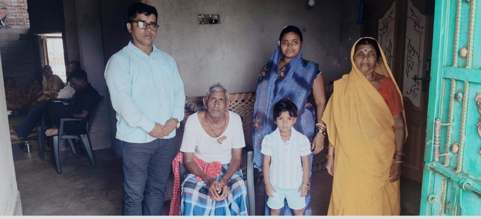 प्रवासी मजदूर के परिजन।