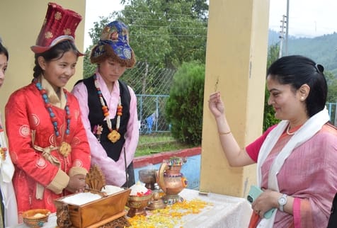 पतलीकूहल के 15 मील में कुराश प्रतियोगिता के शुभांरभ मौके पर पहुंची एसी टू डीसी जयबंती ठाकुर।-सं