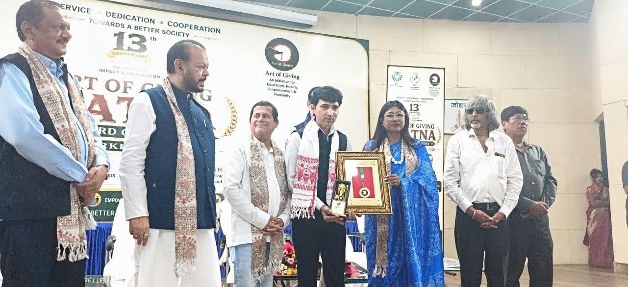रांची में आर्ट ऑफ गिविंग रत्न अवार्ड हासिल करते डॉ चमन सिंह ठाकुर। स्रोत: लेखक