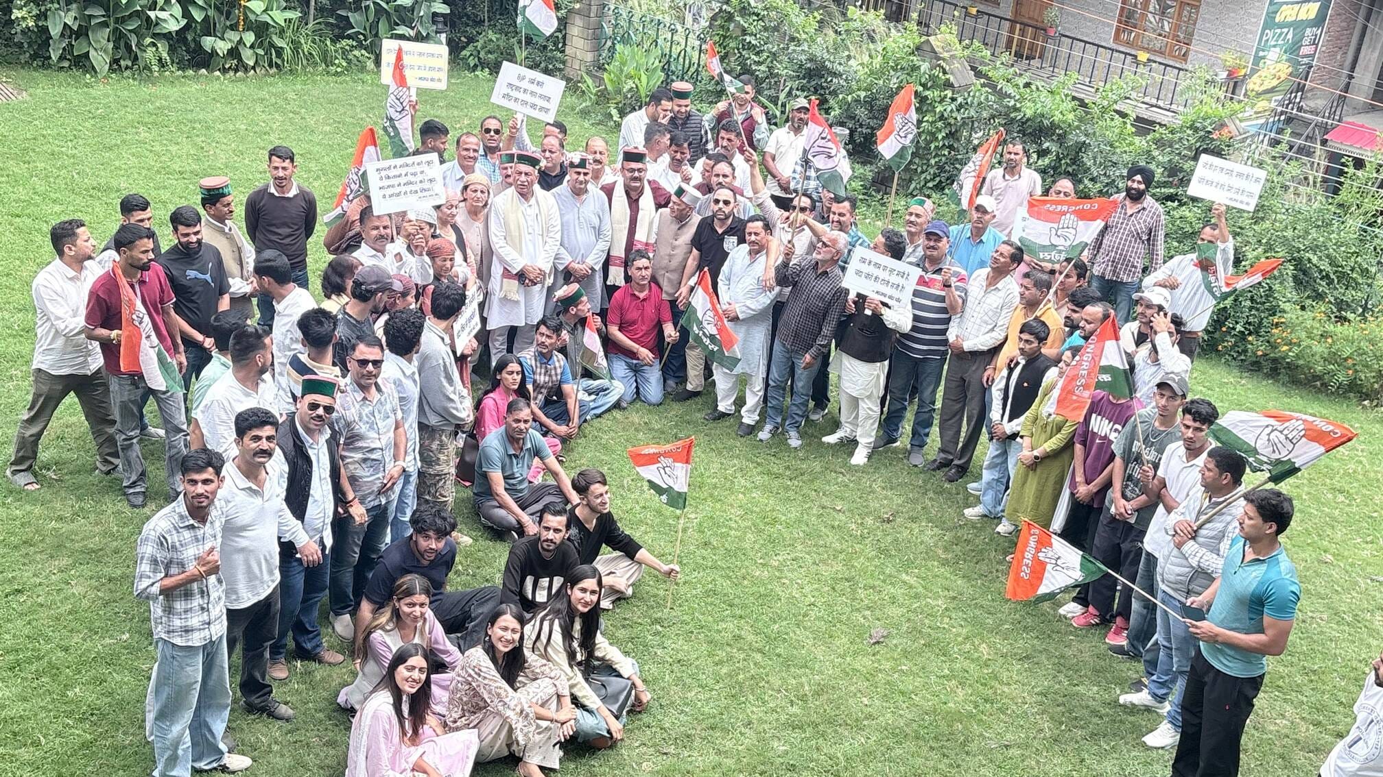रोहडू़ में कांग्रेस की बैठक के दौरान उपस्थित कार्यकर्ता। स्रोत: संगठन