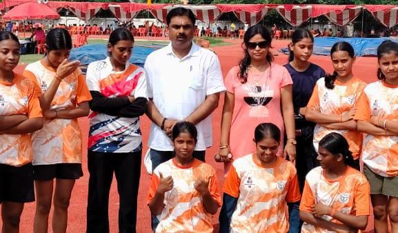 Daughters make a spectacular comeback by crushing Daughters make a spectacular comeback by crushing Aligarh 7-4.Aligarh 7-4.