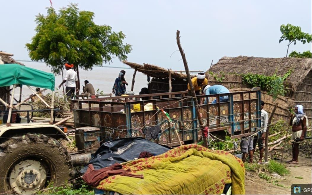 रामपुर मथुरा क्षेत्र में ट्रैक्टर-ट्रॉली पर गृहस्थी का सामान लादकर ले जाते लोग। - संवाद