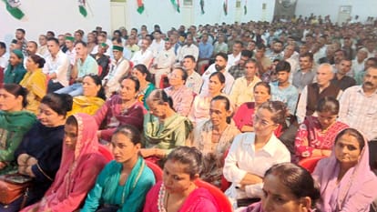 रेणुका जी में कांग्रेस के महाअधिवेशन में मौजूद कार्यकर्ता। संवाद