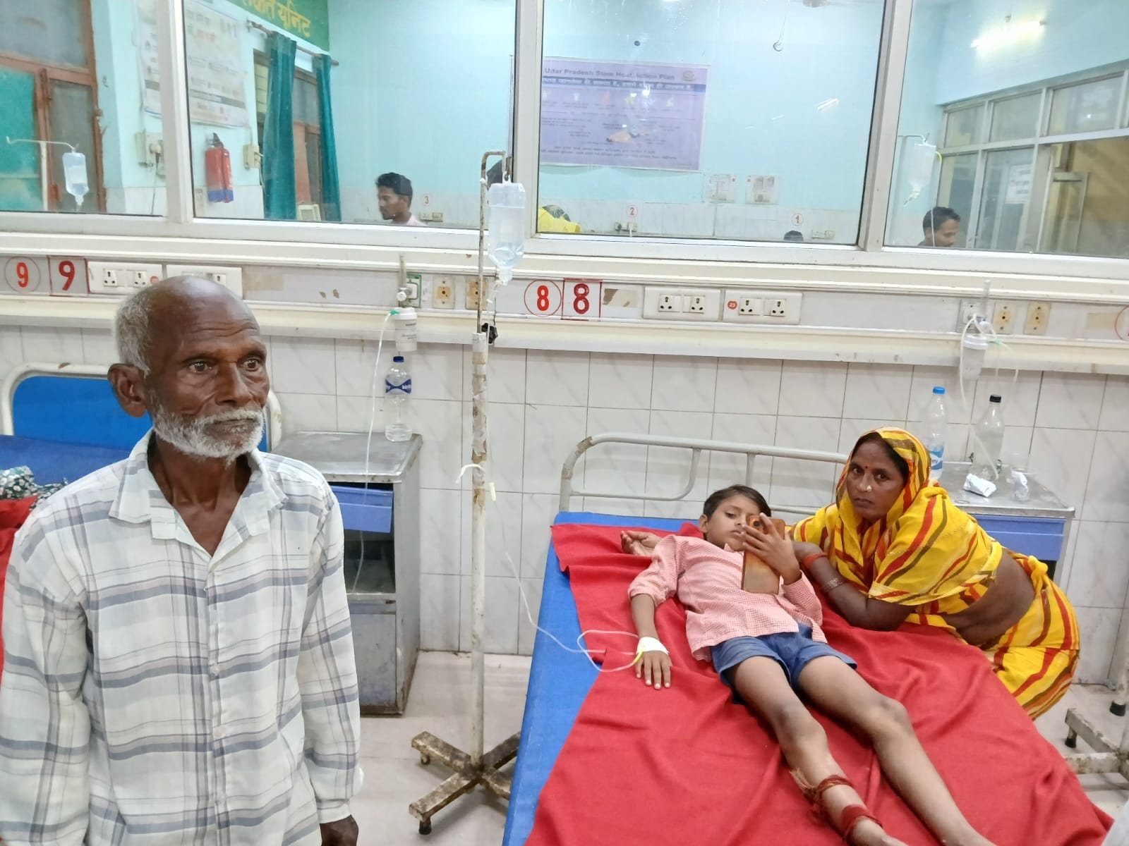 रविवार को जिला अस्पताल की इमरजेंसी में भर्ती बालक। संवाद