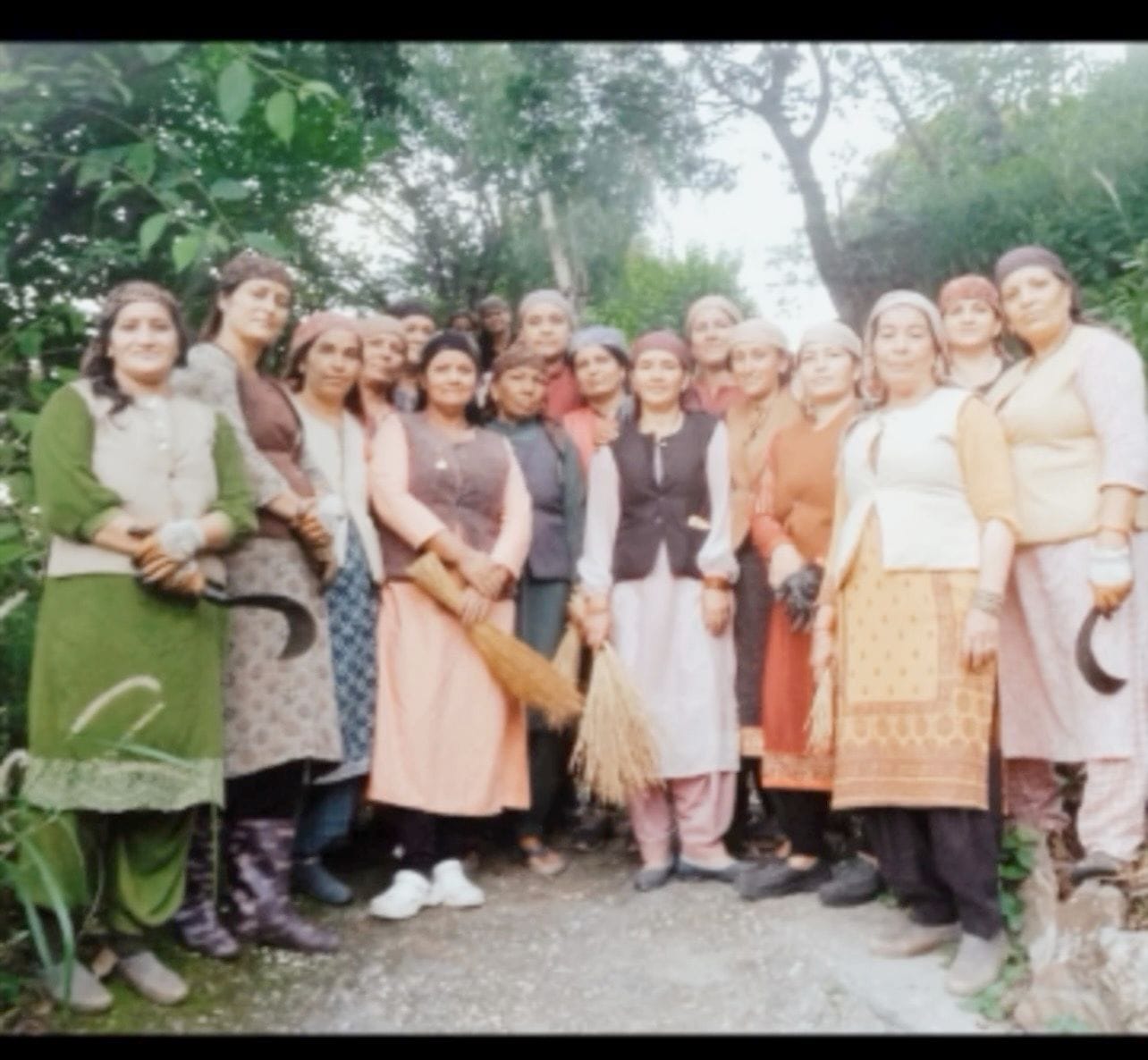 सफाई अभियान के दौरान मौजूद नित्थर के महिला मंडल घरोली की महिलाएं। संवाद
