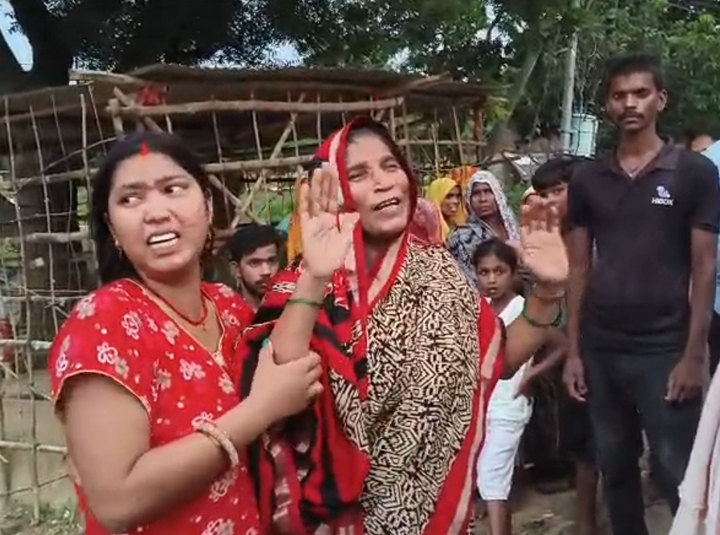 संग्रामपुर के सोनारीकला गांव में रोते-बिलखते मृतक के परिजन। स्रोत: स्थानीय नागरिक
