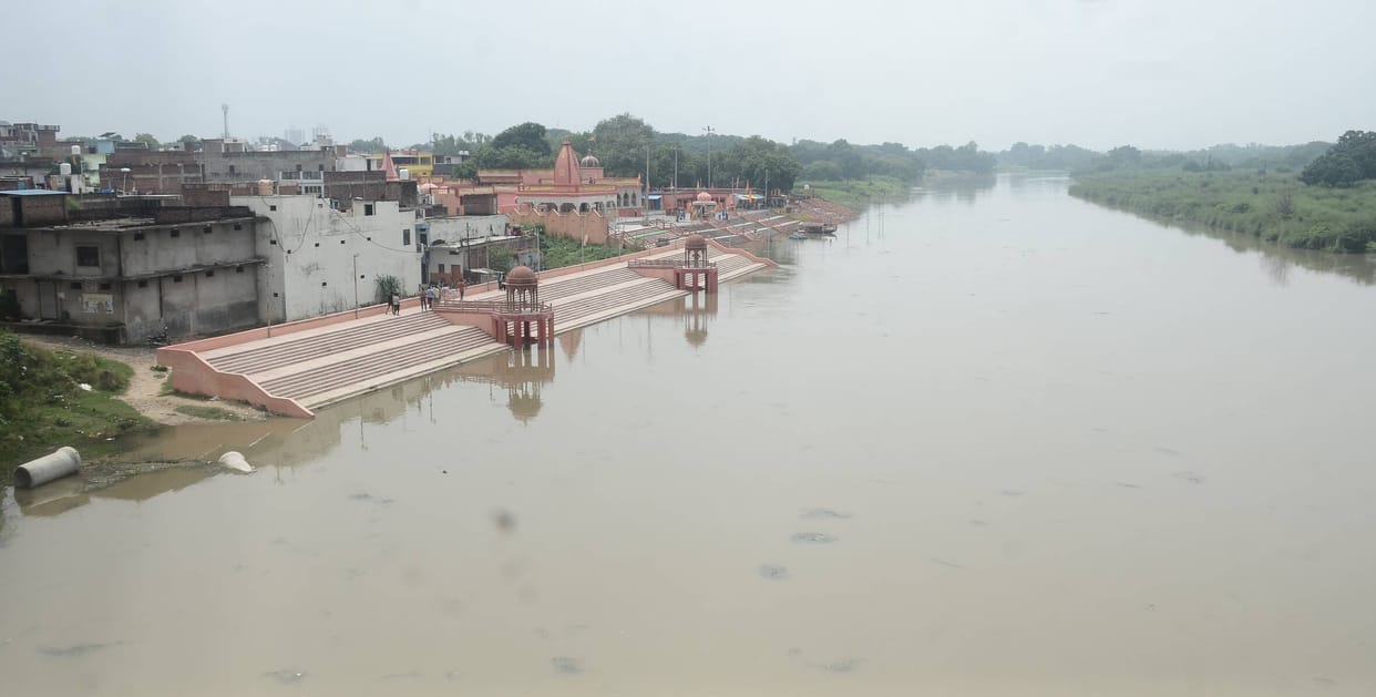 Sai river swollen due to rain; alert issued for riparian areas.