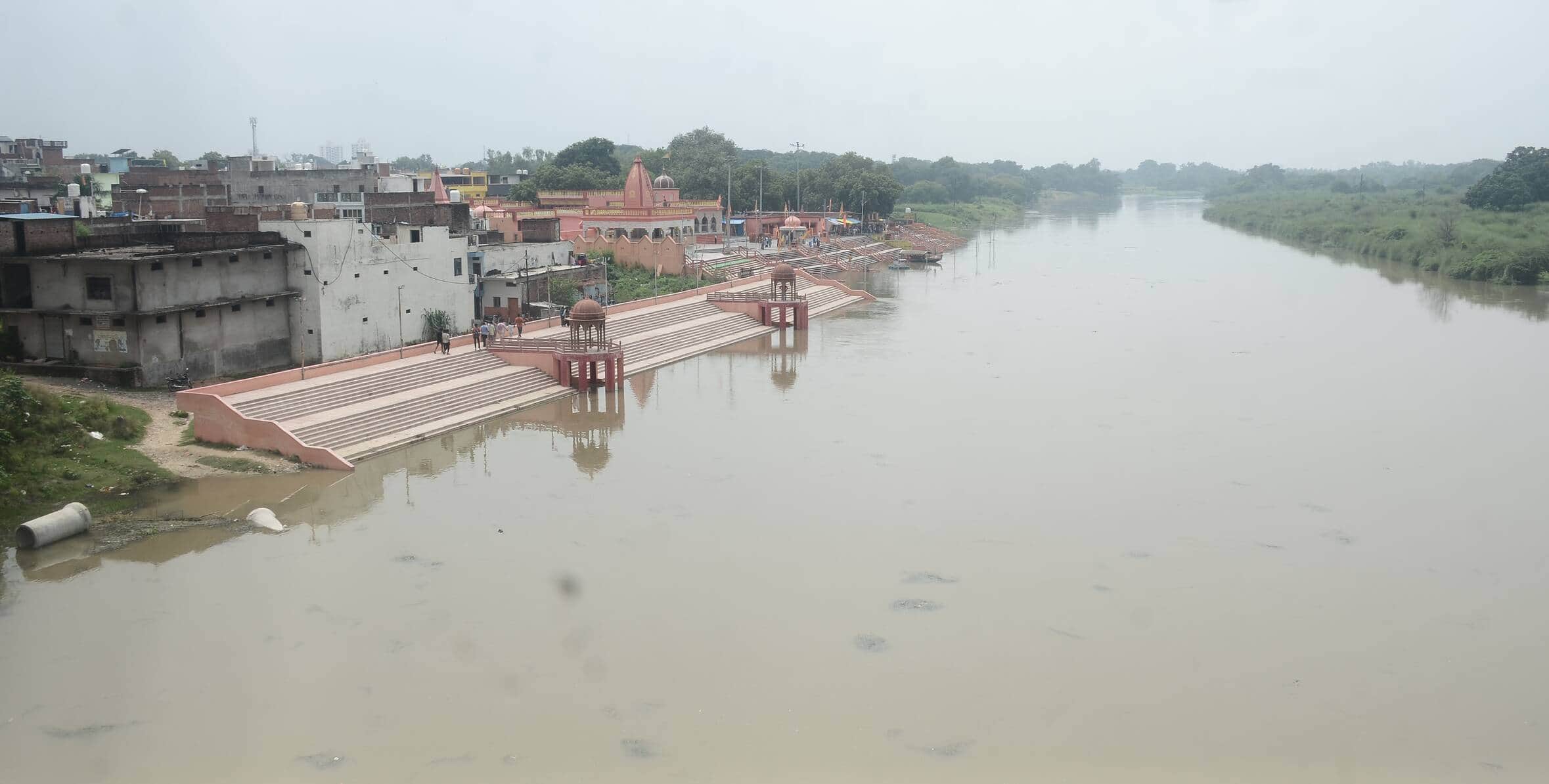 सई नदी का जलस्तर बढ़ने से बेल्हा देवी धाम घाट पर डूबी सीढि़यां। संवाद