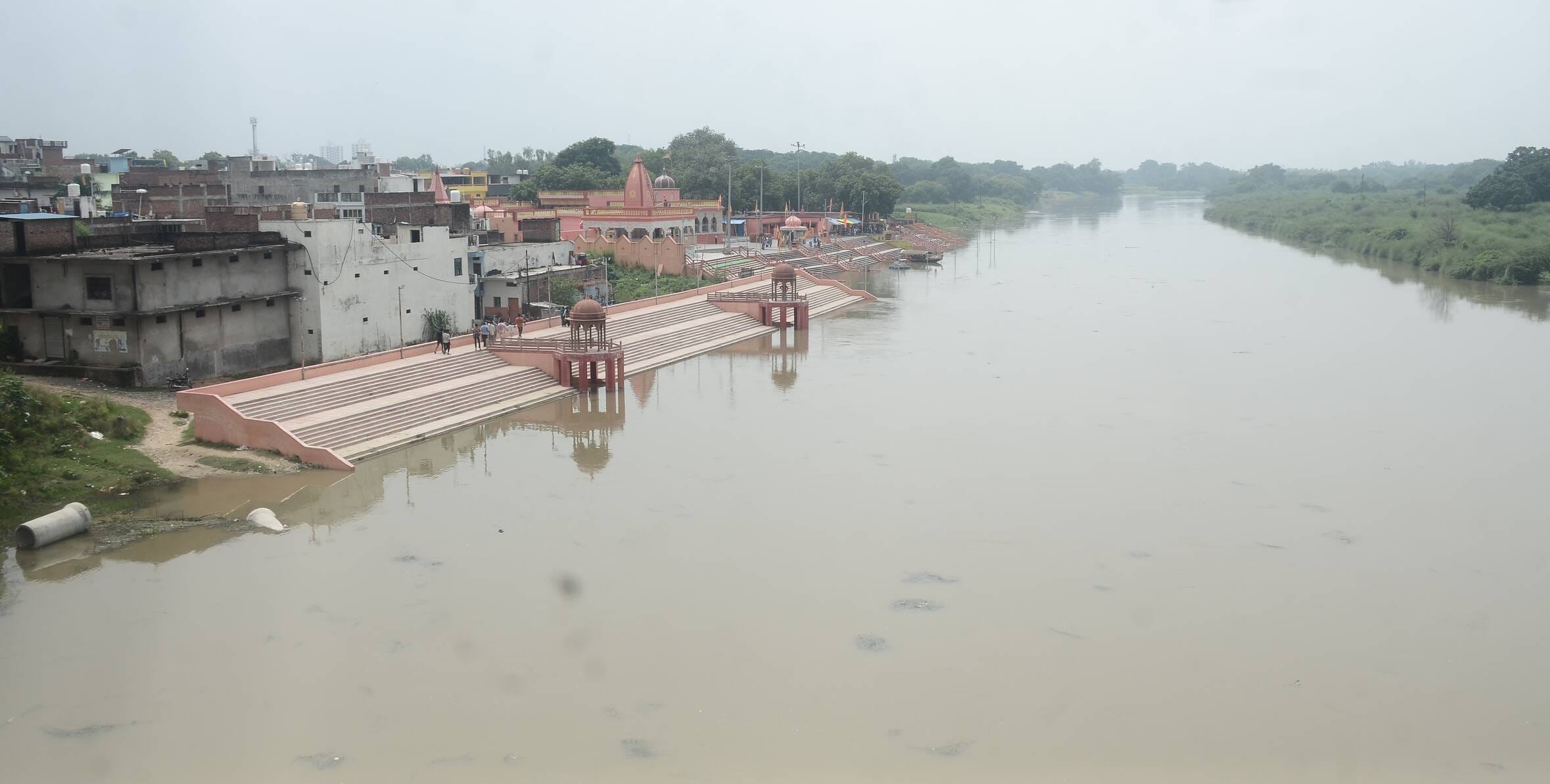 सई नदी का जलस्तर बढ़ने से बेल्हा देवी धाम घाट पर डूबी सीढि़यां। संवाद