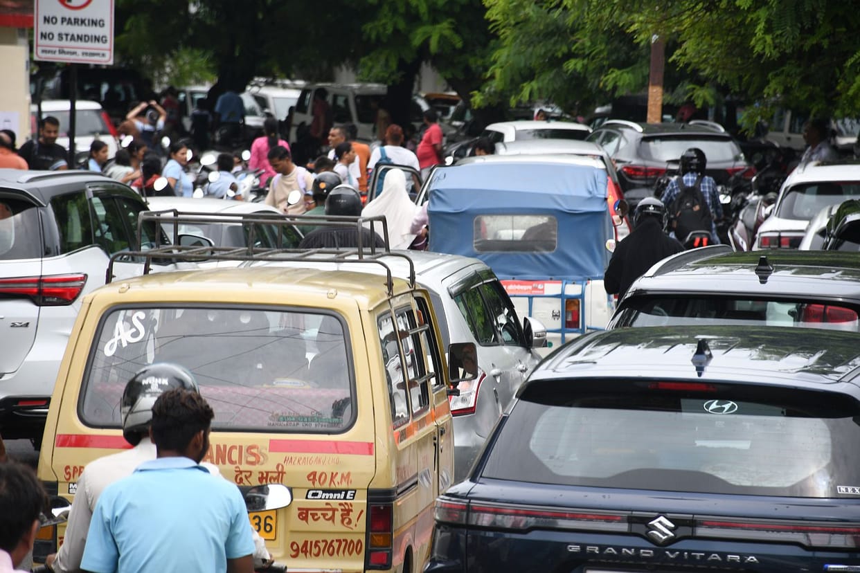 Traffic jams persist outside schools despite the High Court's strict stance.