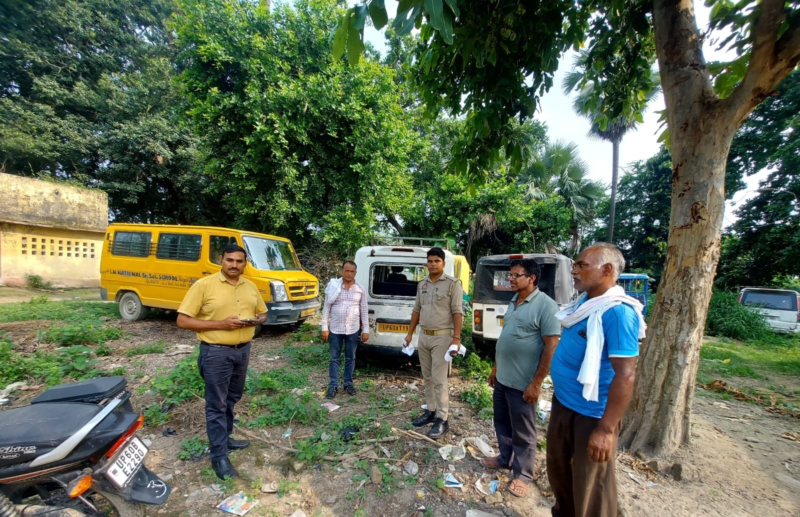 स्कूली वाहनों की जांच करते परिवहन विभाग के अधिकारी। सूचना विभाग