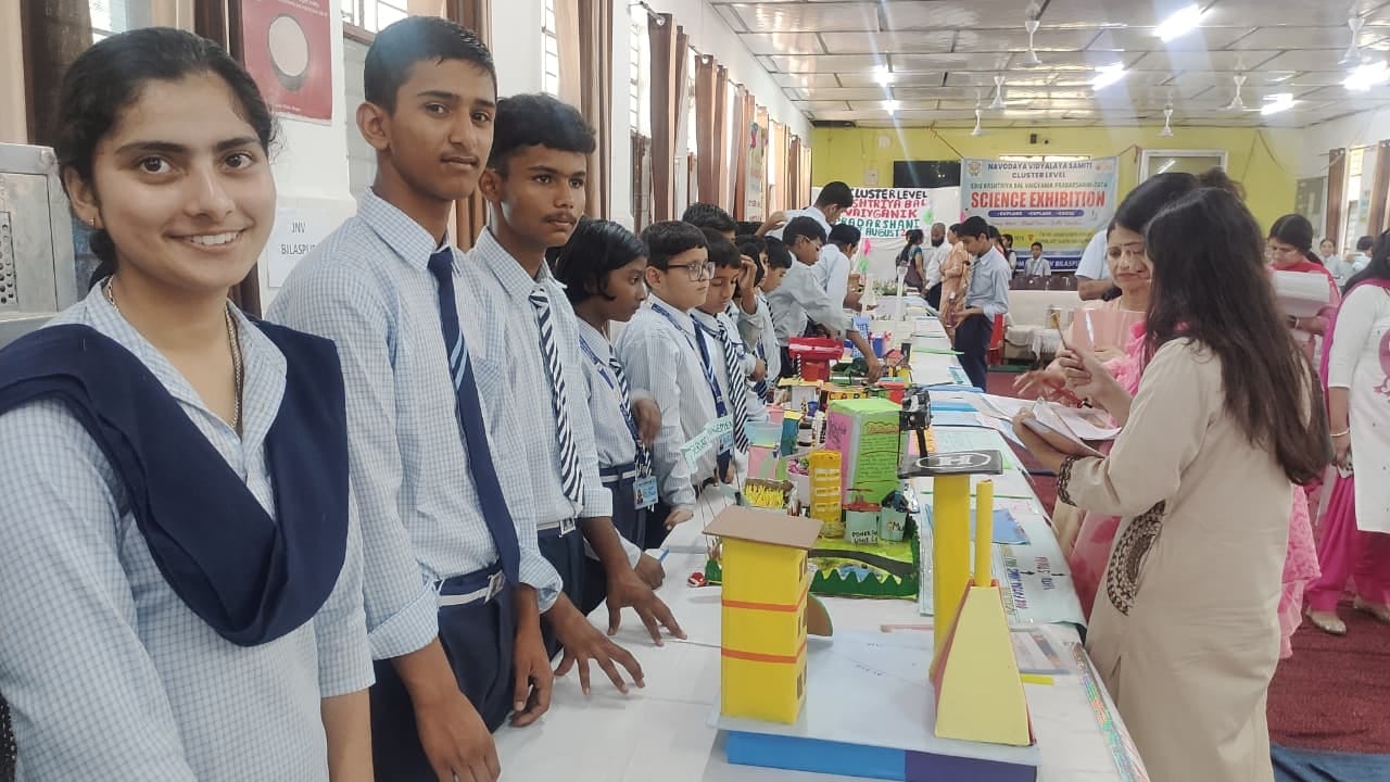 सोलन में आयोजित क्षेत्रीय स्तरीय प्रदर्शनी में जेएनवी कोठीपुरा के विद्यार्थी। स्रोत: जागरूक पाठ