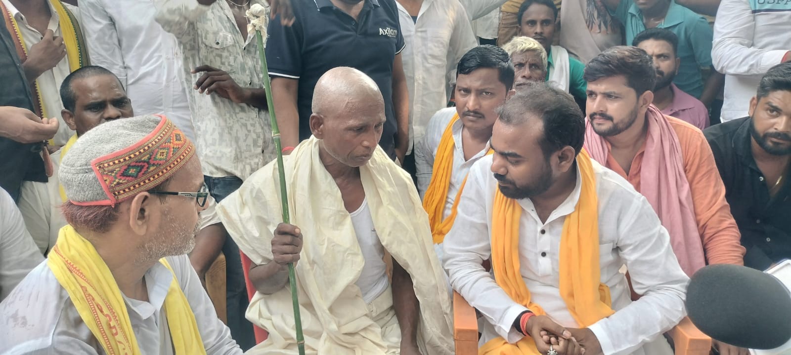 सिपाह गांव में पीड़ित परिवार से बात करते सुभासपा के युवा मंच के प्रदेश अध्यक्ष रुद्रराजन राजभर।