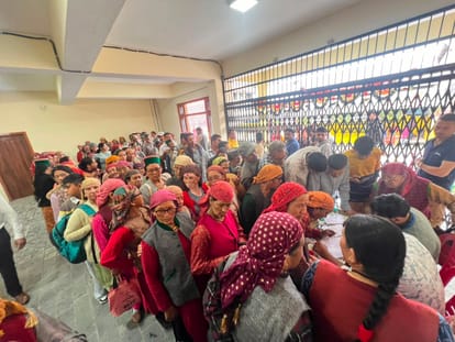 सराहन में आयोजित निशुल्क नेत्र जांच शिविर में पहुंचे लोग। स्रोत : एसोसिएशन