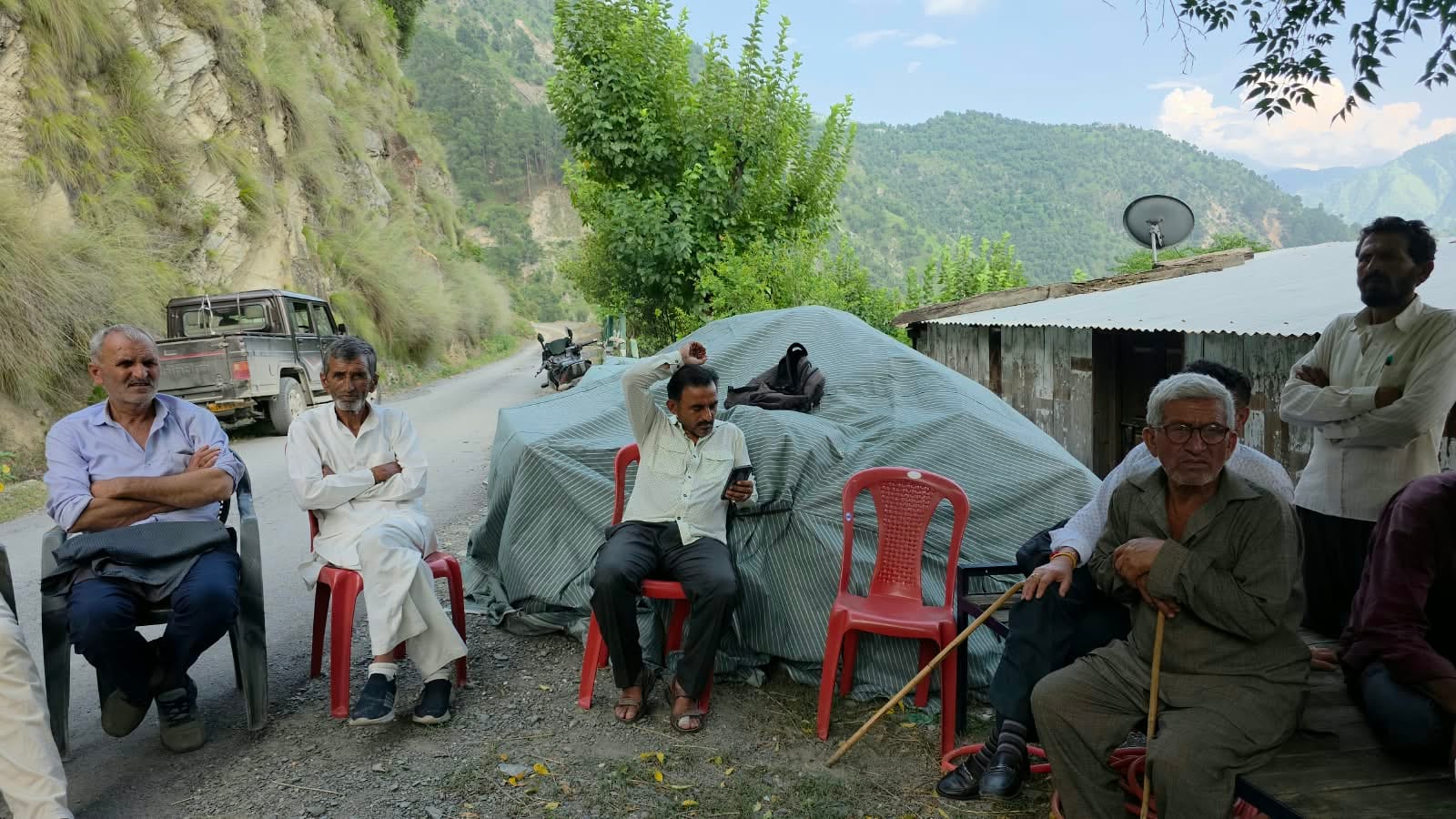 सुरक्षित स्थान पर पहुंचााए गए परिवार।