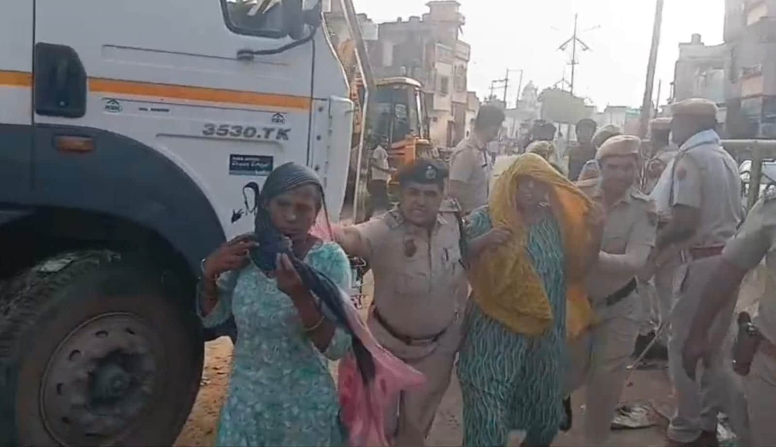 सिरसा। विरोध प्रदर्शन करने वाली हड़ताली महिला कर्मचारियों को पकड़कर लेकर जाती पुलिस। सोशल मीडिय