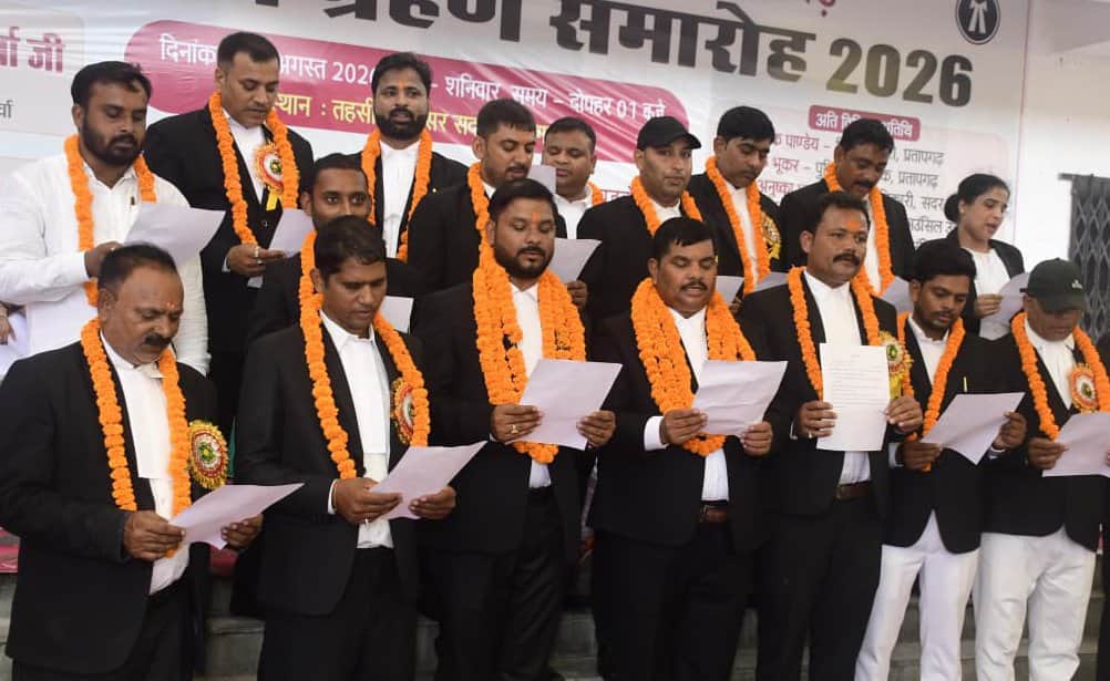सदर तहसील में शपथ ग्रहण करते तहसील बार एसोसिएशन के नवनिर्वाचित पदाधिकारी। अधिवक्ता