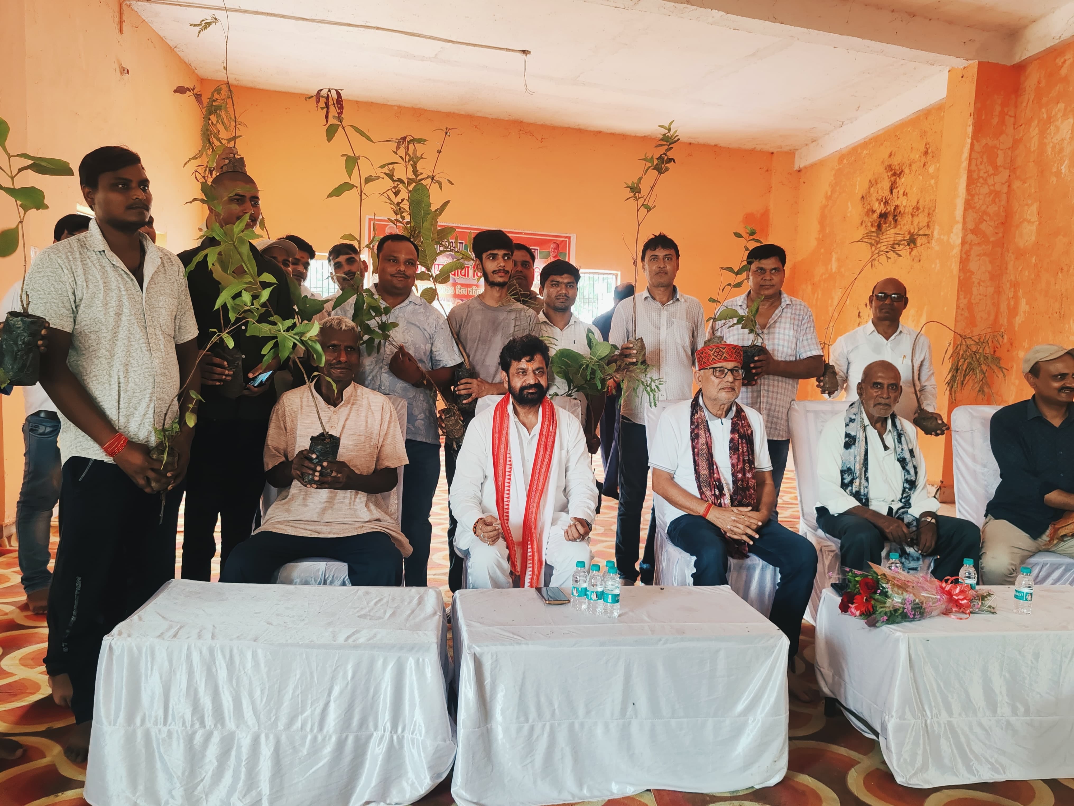 सिधौना के सिद्धनाथ धाम में पौधे लिए ग्रामीणों के साथ प्रदेश के आयुष मंत्री डॉ. दयाशंकर मिश्र ‘द