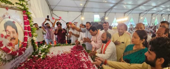 Public representatives arrived to pay tribute to former District Panchayat President Virendra Pal Singh Yadav.
