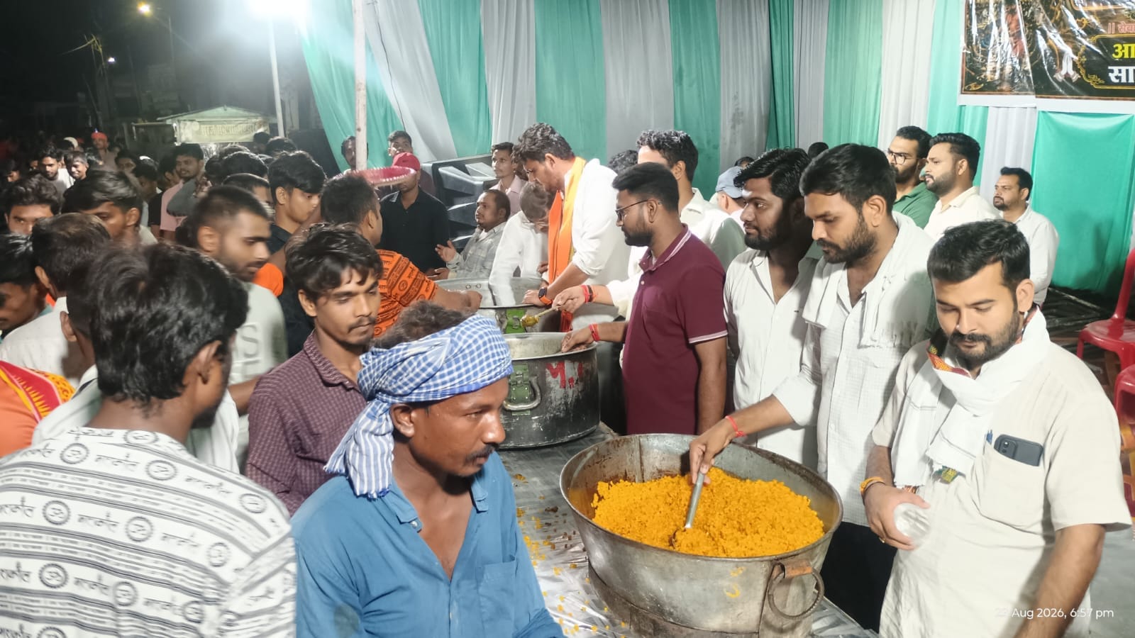 शहर के महुआबाग स्थित एलआईसी कार्यालय के पास लगे भंड़ारे में प्रसाद ग्रहण करते श्रद्धालु। संवाद
